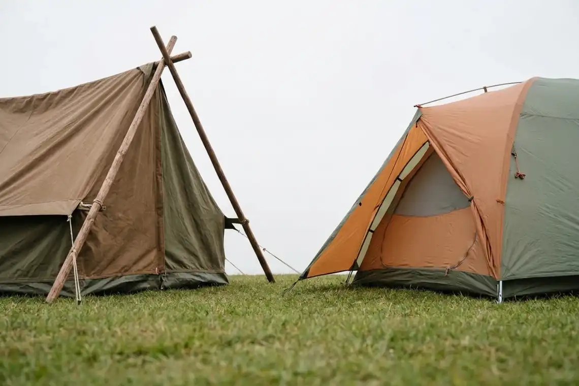 Ağır kanvas çadır ile hafif modern trekking çadırının aynı arazide karşılaştırılması
