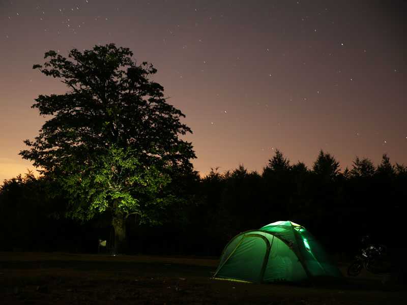 doğada kamp yapmak ve yıldızların altında uyumak
